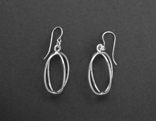 Örhängen "Ellipser".
Silver (2003).
Small pris 650 kr.
Large pris 700 kr. Örhängen "Ellipser".
Silver (2003).
Small pris 650 kr.
Large pris 700 kr.